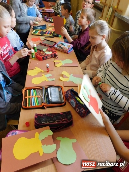 Zdjęcie w galerii na portalu naszraciborz.pl: W Szkole Podstawowej nr 4 dzieci kartki piszą  wiadomości z regionu