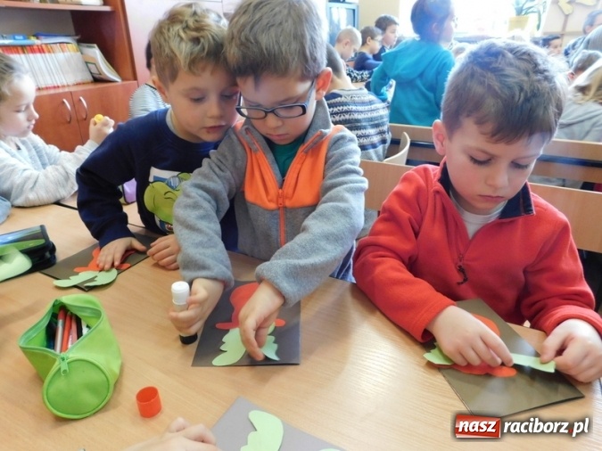 Zdjęcie w galerii na portalu naszraciborz.pl: W Szkole Podstawowej nr 4 dzieci kartki piszą  wiadomości z regionu