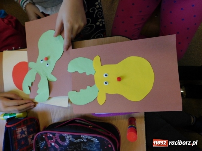 Zdjęcie w galerii na portalu naszraciborz.pl: W Szkole Podstawowej nr 4 dzieci kartki piszą  wiadomości z regionu