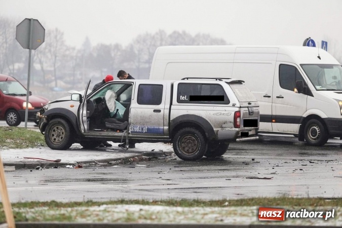 Zdjęcie w galerii na portalu naszraciborz.pl: Kolizja na skrzyżowaniu Opawska-Bogumińska-Jana Pawła II - kierowca TIR-a wjechał na skrzyżowanie na czerwonym świetle wiadomości z regionu