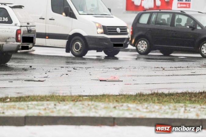 Zdjęcie w galerii na portalu naszraciborz.pl: Kolizja na skrzyżowaniu Opawska-Bogumińska-Jana Pawła II - kierowca TIR-a wjechał na skrzyżowanie na czerwonym świetle wiadomości z regionu