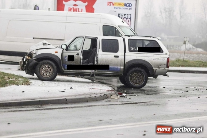 Zdjęcie w galerii na portalu naszraciborz.pl: Kolizja na skrzyżowaniu Opawska-Bogumińska-Jana Pawła II - kierowca TIR-a wjechał na skrzyżowanie na czerwonym świetle wiadomości z regionu