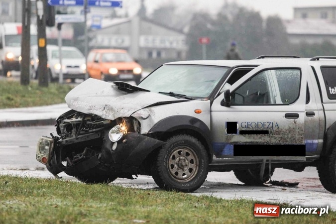 Zdjęcie w galerii na portalu naszraciborz.pl: Kolizja na skrzyżowaniu Opawska-Bogumińska-Jana Pawła II - kierowca TIR-a wjechał na skrzyżowanie na czerwonym świetle wiadomości z regionu