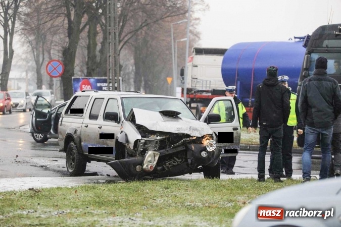 Zdjęcie w galerii na portalu naszraciborz.pl: Kolizja na skrzyżowaniu Opawska-Bogumińska-Jana Pawła II - kierowca TIR-a wjechał na skrzyżowanie na czerwonym świetle wiadomości z regionu