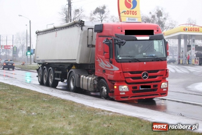 Zdjęcie w galerii na portalu naszraciborz.pl: Kolizja na skrzyżowaniu Opawska-Bogumińska-Jana Pawła II - kierowca TIR-a wjechał na skrzyżowanie na czerwonym świetle wiadomości z regionu