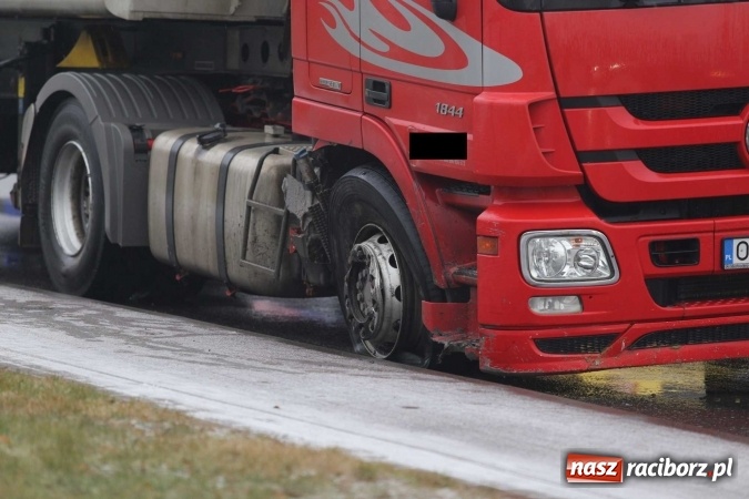Zdjęcie w galerii na portalu naszraciborz.pl: Kolizja na skrzyżowaniu Opawska-Bogumińska-Jana Pawła II - kierowca TIR-a wjechał na skrzyżowanie na czerwonym świetle wiadomości z regionu