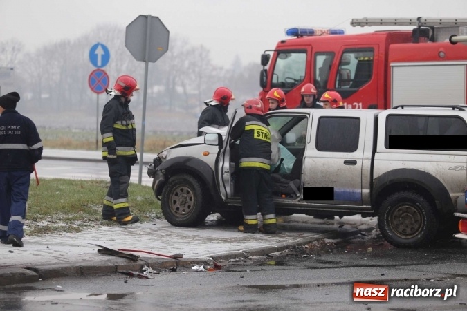 Zdjęcie w galerii na portalu naszraciborz.pl: Kolizja na skrzyżowaniu Opawska-Bogumińska-Jana Pawła II - kierowca TIR-a wjechał na skrzyżowanie na czerwonym świetle wiadomości z regionu