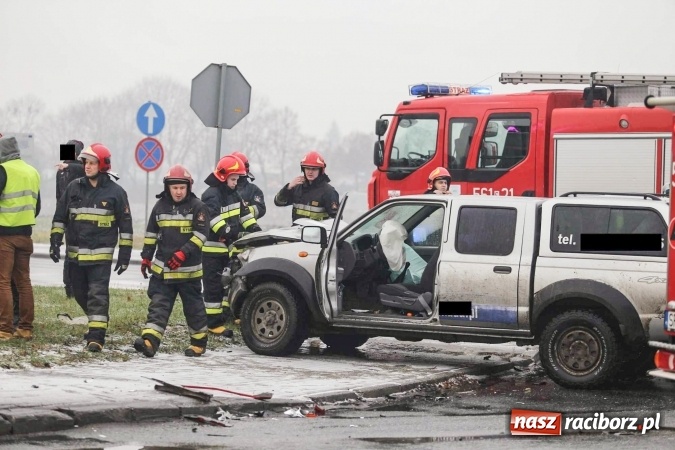 Zdjęcie w galerii na portalu naszraciborz.pl: Kolizja na skrzyżowaniu Opawska-Bogumińska-Jana Pawła II - kierowca TIR-a wjechał na skrzyżowanie na czerwonym świetle wiadomości z regionu