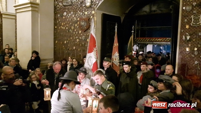 Zdjęcie w galerii na portalu naszraciborz.pl: Wychowankowie rudzkiego MOW biorą udział w sztafecie Betlejemskiego Światła Pokoju wiadomości z regionu