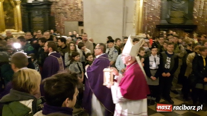 Zdjęcie w galerii na portalu naszraciborz.pl: Wychowankowie rudzkiego MOW biorą udział w sztafecie Betlejemskiego Światła Pokoju wiadomości z regionu