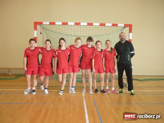 Zdjęcie w galerii na portalu naszraciborz.pl: Chłopcy z Rudnika i dziewczyny z Pawłowa najlepsi w powiatowym turnieju halowej piłki nożnej wiadomości z regionu