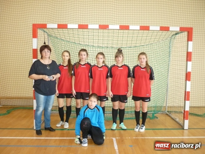 Zdjęcie w galerii na portalu naszraciborz.pl: Chłopcy z Rudnika i dziewczyny z Pawłowa najlepsi w powiatowym turnieju halowej piłki nożnej wiadomości z regionu