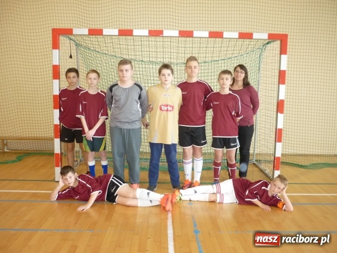 Zdjęcie w galerii na portalu naszraciborz.pl: Chłopcy z Rudnika i dziewczyny z Pawłowa najlepsi w powiatowym turnieju halowej piłki nożnej wiadomości z regionu