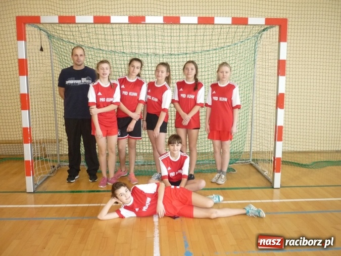 Zdjęcie w galerii na portalu naszraciborz.pl: Chłopcy z Rudnika i dziewczyny z Pawłowa najlepsi w powiatowym turnieju halowej piłki nożnej wiadomości z regionu