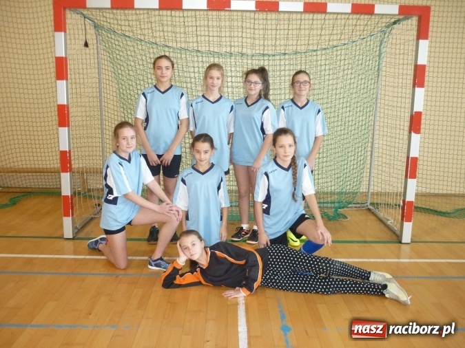 Zdjęcie w galerii na portalu naszraciborz.pl: Chłopcy z Rudnika i dziewczyny z Pawłowa najlepsi w powiatowym turnieju halowej piłki nożnej wiadomości z regionu