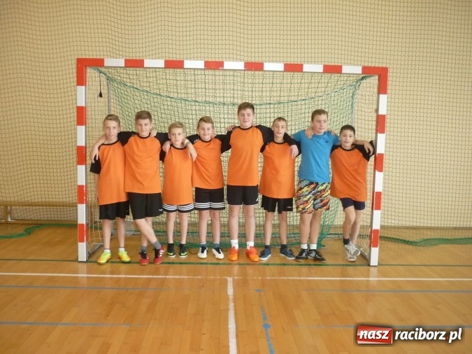 Zdjęcie w galerii na portalu naszraciborz.pl: Chłopcy z Rudnika i dziewczyny z Pawłowa najlepsi w powiatowym turnieju halowej piłki nożnej wiadomości z regionu