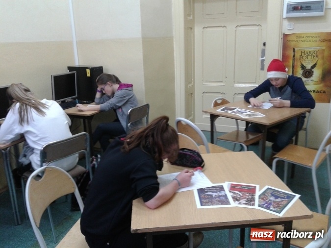 Zdjęcie w galerii na portalu naszraciborz.pl: Magia świąt Bożego Narodzenia w Gimnazjum nr 5  wiadomości z regionu