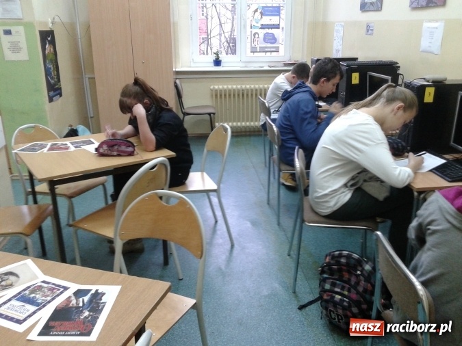 Zdjęcie w galerii na portalu naszraciborz.pl: Magia świąt Bożego Narodzenia w Gimnazjum nr 5  wiadomości z regionu