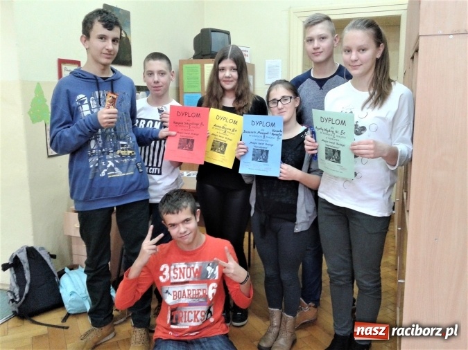 Zdjęcie w galerii na portalu naszraciborz.pl: Magia świąt Bożego Narodzenia w Gimnazjum nr 5  wiadomości z regionu