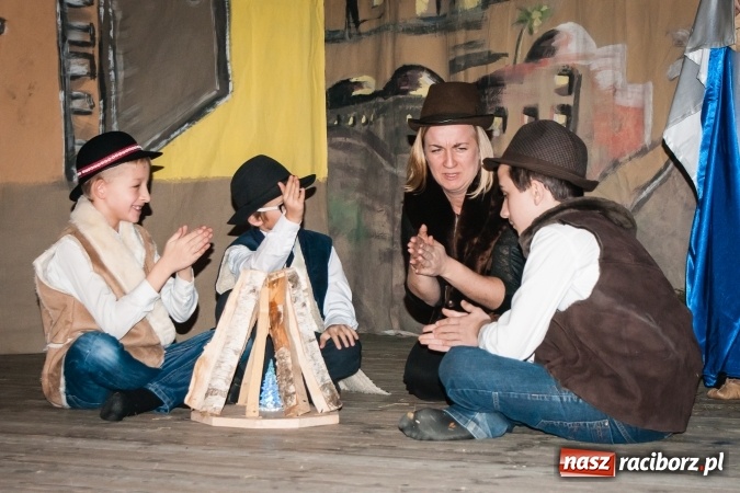 Zdjęcie w galerii na portalu naszraciborz.pl: Jasełka, opłatek i Sto lat dla biskupa, czyli wigilia w Ośrodku dla Niesłyszących wiadomości z regionu