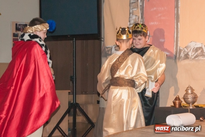 Zdjęcie w galerii na portalu naszraciborz.pl: Jasełka, opłatek i Sto lat dla biskupa, czyli wigilia w Ośrodku dla Niesłyszących wiadomości z regionu