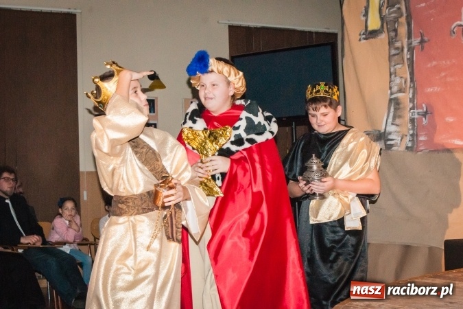 Zdjęcie w galerii na portalu naszraciborz.pl: Jasełka, opłatek i Sto lat dla biskupa, czyli wigilia w Ośrodku dla Niesłyszących wiadomości z regionu