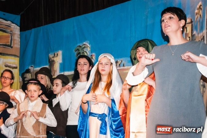 Zdjęcie w galerii na portalu naszraciborz.pl: Jasełka, opłatek i Sto lat dla biskupa, czyli wigilia w Ośrodku dla Niesłyszących wiadomości z regionu