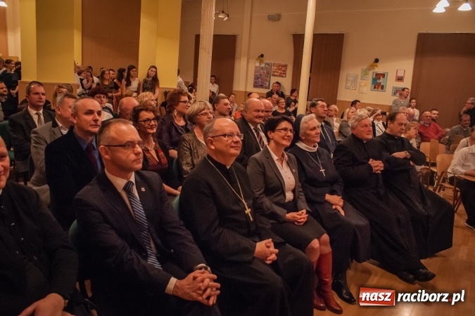 Zdjęcie w galerii na portalu naszraciborz.pl: Jasełka, opłatek i Sto lat dla biskupa, czyli wigilia w Ośrodku dla Niesłyszących wiadomości z regionu