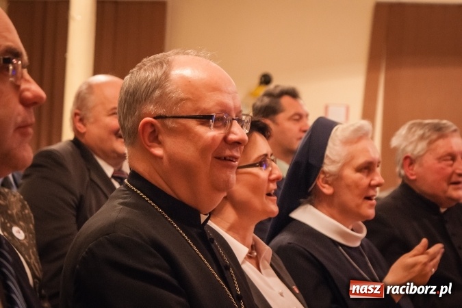 Zdjęcie w galerii na portalu naszraciborz.pl: Jasełka, opłatek i Sto lat dla biskupa, czyli wigilia w Ośrodku dla Niesłyszących wiadomości z regionu