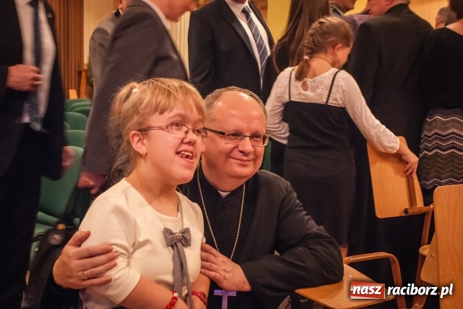 Zdjęcie w galerii na portalu naszraciborz.pl: Jasełka, opłatek i Sto lat dla biskupa, czyli wigilia w Ośrodku dla Niesłyszących wiadomości z regionu