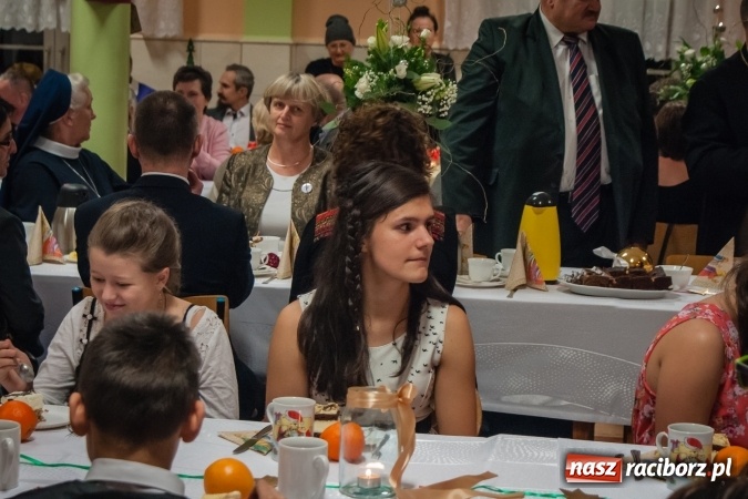 Zdjęcie w galerii na portalu naszraciborz.pl: Jasełka, opłatek i Sto lat dla biskupa, czyli wigilia w Ośrodku dla Niesłyszących wiadomości z regionu
