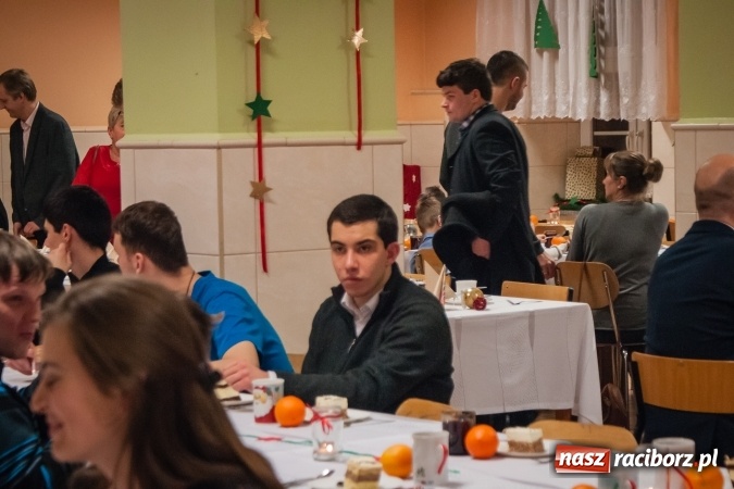 Zdjęcie w galerii na portalu naszraciborz.pl: Jasełka, opłatek i Sto lat dla biskupa, czyli wigilia w Ośrodku dla Niesłyszących wiadomości z regionu