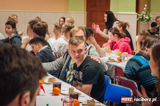 Zdjęcie w galerii na portalu naszraciborz.pl: Jasełka, opłatek i Sto lat dla biskupa, czyli wigilia w Ośrodku dla Niesłyszących wiadomości z regionu