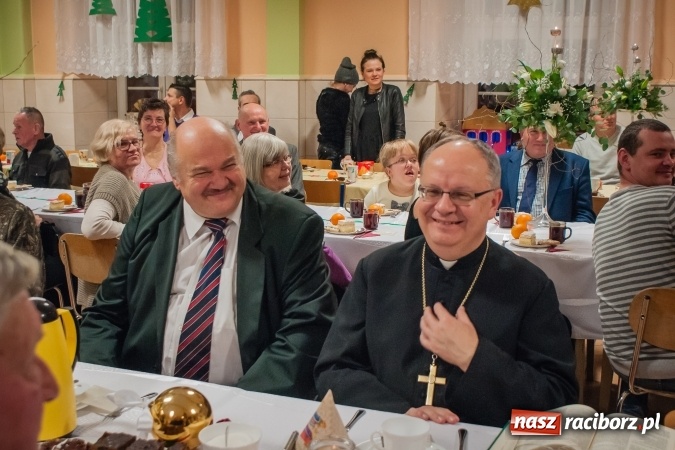 Zdjęcie w galerii na portalu naszraciborz.pl: Jasełka, opłatek i Sto lat dla biskupa, czyli wigilia w Ośrodku dla Niesłyszących wiadomości z regionu