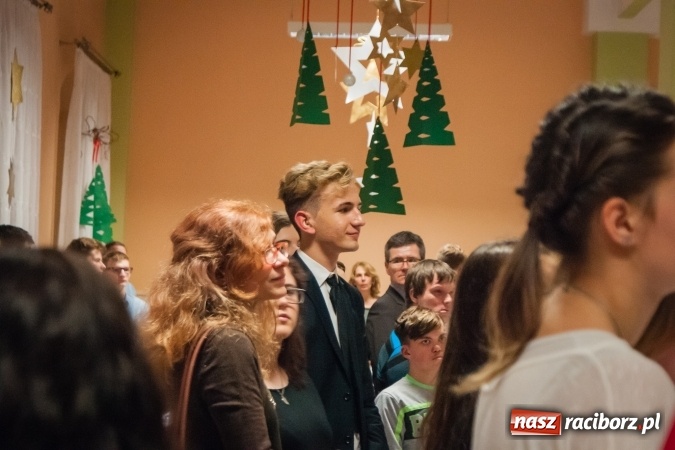 Zdjęcie w galerii na portalu naszraciborz.pl: Jasełka, opłatek i Sto lat dla biskupa, czyli wigilia w Ośrodku dla Niesłyszących wiadomości z regionu
