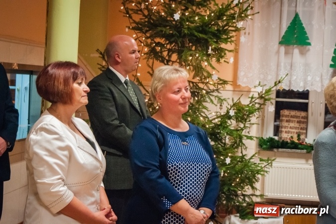 Zdjęcie w galerii na portalu naszraciborz.pl: Jasełka, opłatek i Sto lat dla biskupa, czyli wigilia w Ośrodku dla Niesłyszących wiadomości z regionu