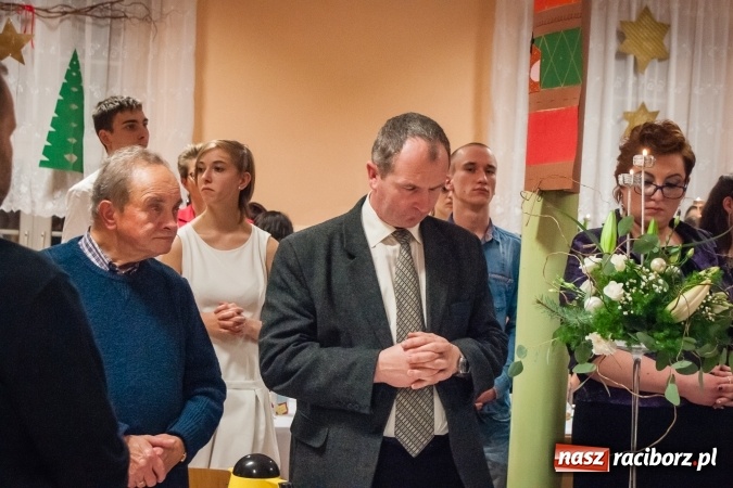Zdjęcie w galerii na portalu naszraciborz.pl: Jasełka, opłatek i Sto lat dla biskupa, czyli wigilia w Ośrodku dla Niesłyszących wiadomości z regionu