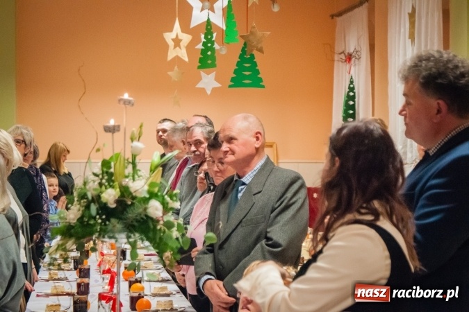 Zdjęcie w galerii na portalu naszraciborz.pl: Jasełka, opłatek i Sto lat dla biskupa, czyli wigilia w Ośrodku dla Niesłyszących wiadomości z regionu