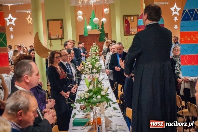 Zdjęcie w galerii na portalu naszraciborz.pl: Jasełka, opłatek i Sto lat dla biskupa, czyli wigilia w Ośrodku dla Niesłyszących wiadomości z regionu