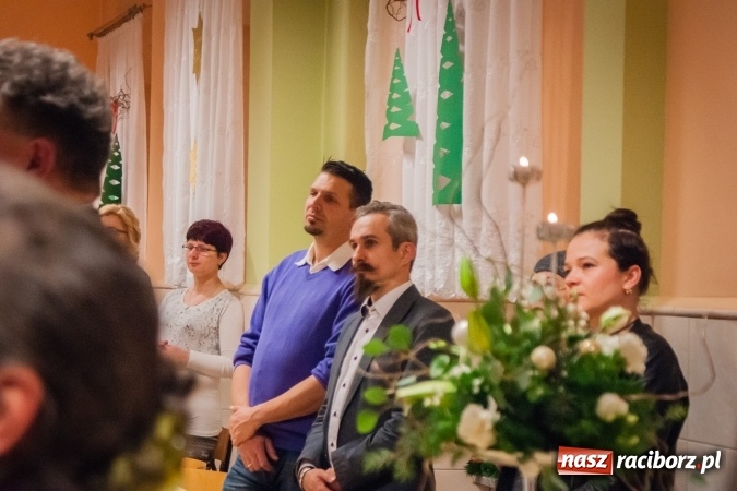 Zdjęcie w galerii na portalu naszraciborz.pl: Jasełka, opłatek i Sto lat dla biskupa, czyli wigilia w Ośrodku dla Niesłyszących wiadomości z regionu
