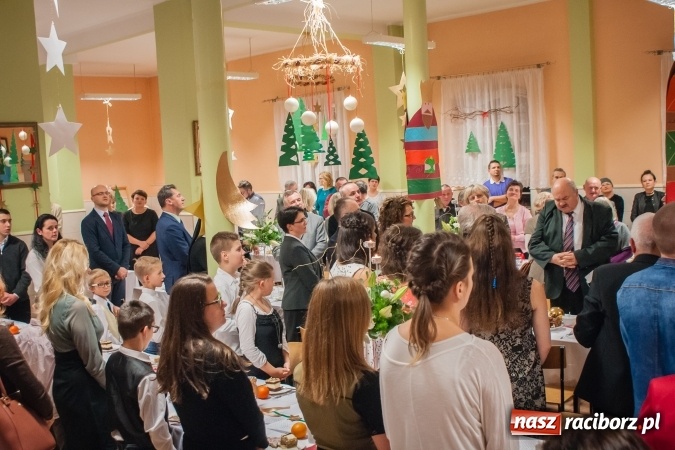 Zdjęcie w galerii na portalu naszraciborz.pl: Jasełka, opłatek i Sto lat dla biskupa, czyli wigilia w Ośrodku dla Niesłyszących wiadomości z regionu