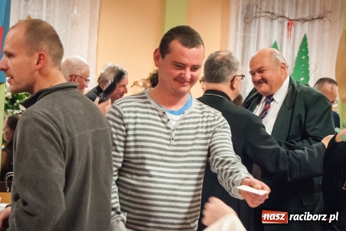 Zdjęcie w galerii na portalu naszraciborz.pl: Jasełka, opłatek i Sto lat dla biskupa, czyli wigilia w Ośrodku dla Niesłyszących wiadomości z regionu