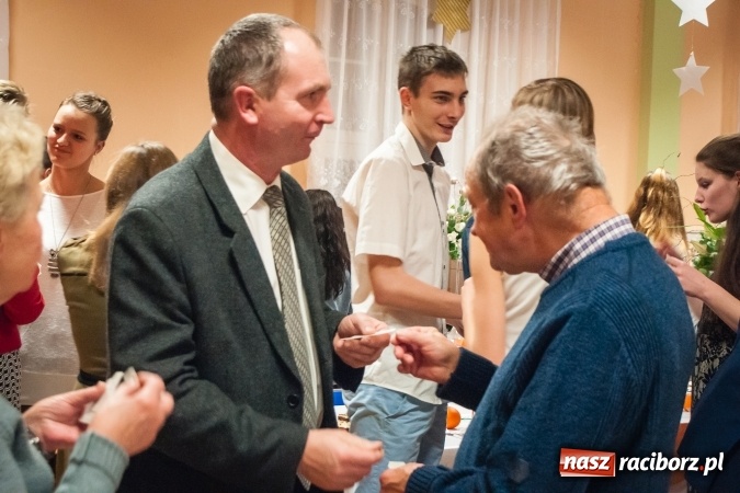 Zdjęcie w galerii na portalu naszraciborz.pl: Jasełka, opłatek i Sto lat dla biskupa, czyli wigilia w Ośrodku dla Niesłyszących wiadomości z regionu