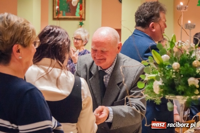 Zdjęcie w galerii na portalu naszraciborz.pl: Jasełka, opłatek i Sto lat dla biskupa, czyli wigilia w Ośrodku dla Niesłyszących wiadomości z regionu