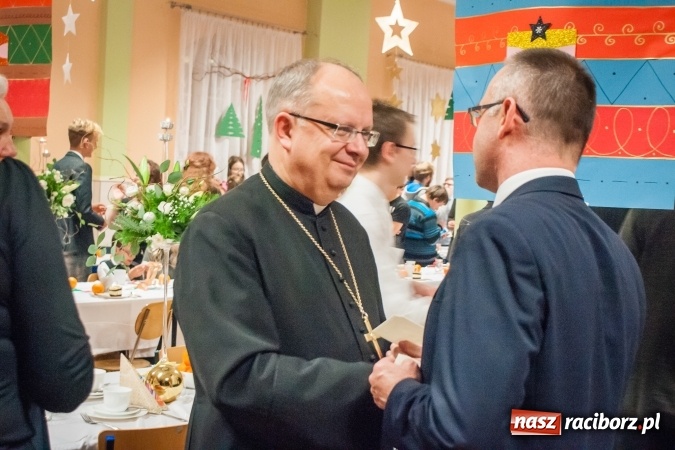 Zdjęcie w galerii na portalu naszraciborz.pl: Jasełka, opłatek i Sto lat dla biskupa, czyli wigilia w Ośrodku dla Niesłyszących wiadomości z regionu