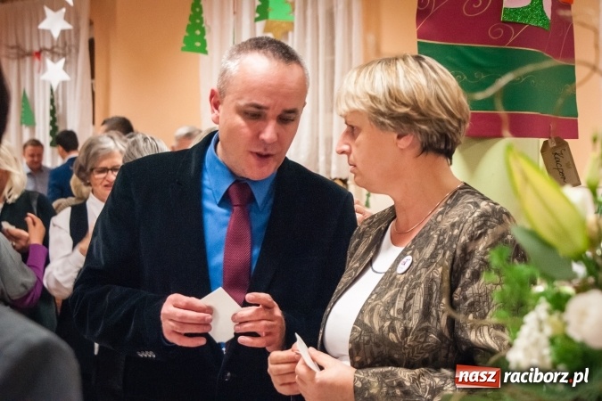 Zdjęcie w galerii na portalu naszraciborz.pl: Jasełka, opłatek i Sto lat dla biskupa, czyli wigilia w Ośrodku dla Niesłyszących wiadomości z regionu
