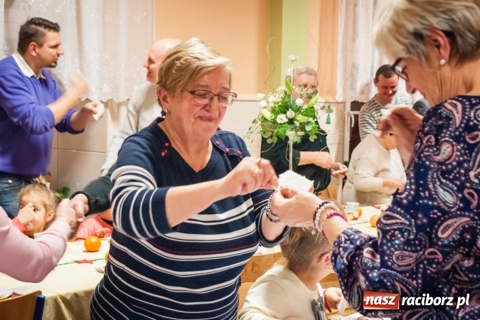 Zdjęcie w galerii na portalu naszraciborz.pl: Jasełka, opłatek i Sto lat dla biskupa, czyli wigilia w Ośrodku dla Niesłyszących wiadomości z regionu