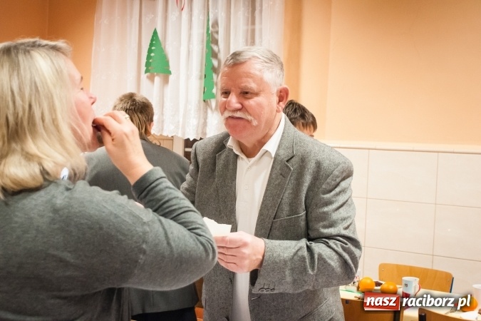 Zdjęcie w galerii na portalu naszraciborz.pl: Jasełka, opłatek i Sto lat dla biskupa, czyli wigilia w Ośrodku dla Niesłyszących wiadomości z regionu