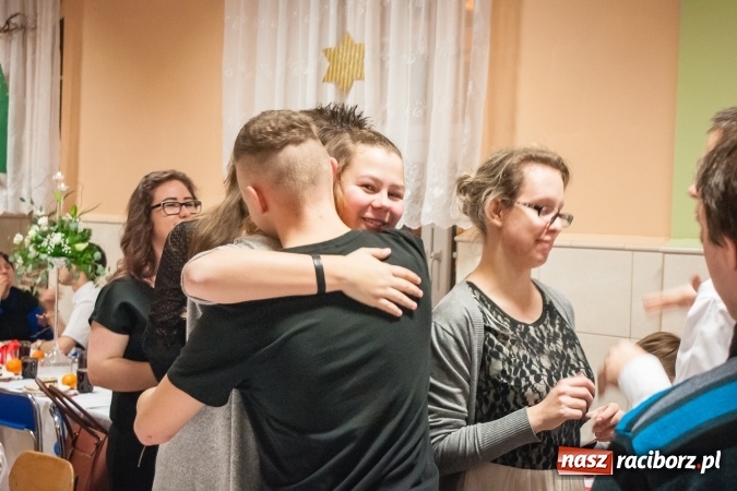 Zdjęcie w galerii na portalu naszraciborz.pl: Jasełka, opłatek i Sto lat dla biskupa, czyli wigilia w Ośrodku dla Niesłyszących wiadomości z regionu