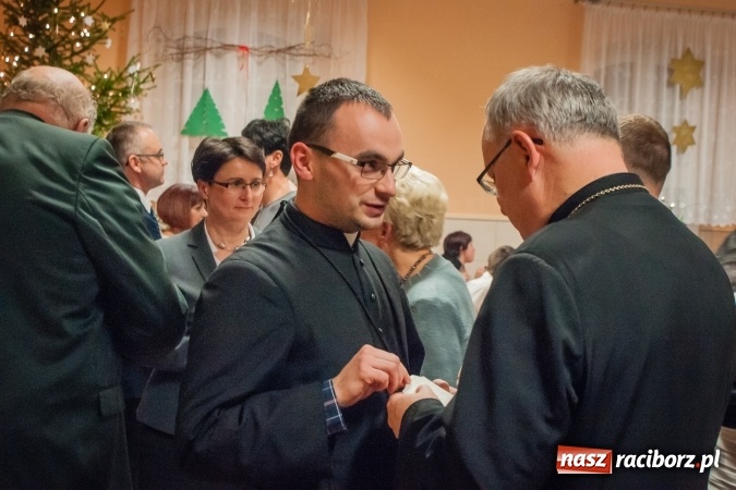 Zdjęcie w galerii na portalu naszraciborz.pl: Jasełka, opłatek i Sto lat dla biskupa, czyli wigilia w Ośrodku dla Niesłyszących wiadomości z regionu